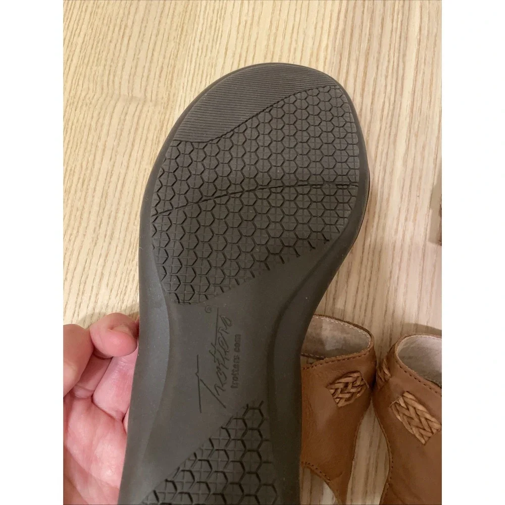 Trotters Romi Woven sandals in luggage leather‎ Size 10